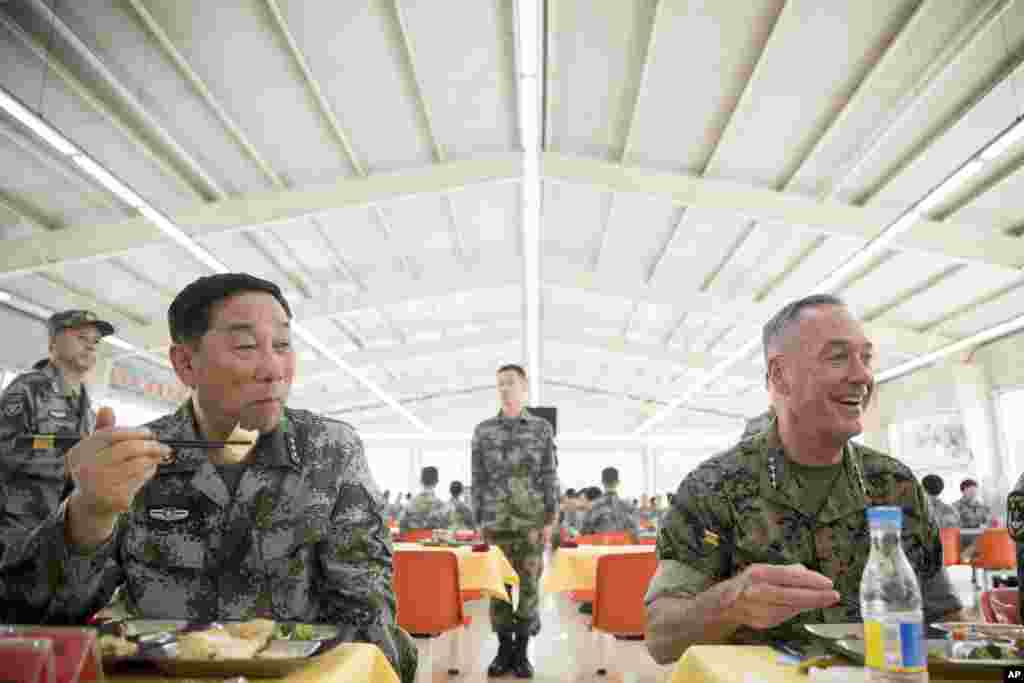 美军参联会主席邓福德上将（右）与中国北部战区司令员宋普选在北部战区陆军某合成旅同军人们共进午餐 （2017年8月16日）。邓福德将军前往中国东北沈阳市，观察人民解放军北部战区司令部的演习。 北部战区司令部距中朝边界约200公里。