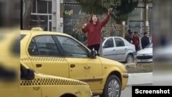 Ərdəbildə etiraz edən gənc qadın