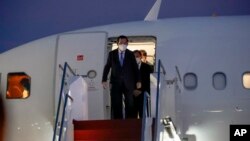 រូបឯកសារ៖ លោក​នាយករដ្ឋមន្ត្រី​ ហ៊ុន សែន​ អញ្ជើញ​ទៅ​ដល់​អាកាសយានដ្ឋាន​អន្តរជាតិ Ngurah Rai ដើម្បី​ចូលរួម​កិច្ចប្រជុំកំពូល G20 នៅ​កោះ​បាលី ប្រទេស​ឥណ្ឌូណេស៊ី ថ្ងៃទី ១៤ ខែវិច្ឆិកា ឆ្នាំ២០២២។ (Ajeng Dinar Ulfiana/Pool Photo via AP)