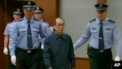 2013年6月9日在北京第二中级法院，中国前铁道部部长刘志军 （从右边第二位）因腐败和滥用职权指控被提讯。（CCTV视频截图）