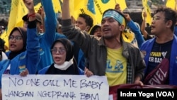 Sejumlah elemen mahasiswa pada Senin (5/9) menggelar demonstrasi di Patung Kuda, di Medan Merdeka Barat, yang terletak hanya beberapa ratus meter dari Istana Negara, Jakarta. (Indra Yoga/VOA)
