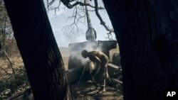 지난 3일 우크라이나 동부 도네츠크 전선에서 우크라이나군 병사가 포를 사격하고 있다. (자료사진)