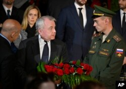 Duta Besar AS untuk Rusia John Joseph Sullivan, tengah, berjalan menuju peti mantan Presiden Soviet Mikhail Gorbachev di dalam Pillar Hall of the House of the Unions di Moskow, Rusia, 3 September 2022. (Foto: via AP )