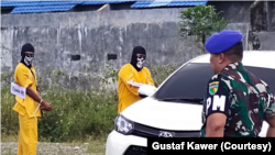 Rekonstruksi kasus pembunuhan dan mutilasi di Mimika, Timika, Papua digelar Sabtu (3/9). (Foto: Courtesy/Gustaf Kawer)