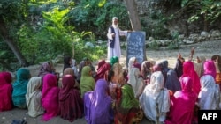 ملګري ملتونه وايي په افغانستان کې تعلیمي نظام د لسیزو راهسې جګړو له کبله ویجاړ شوی او نزدې څلور ملیونه افغان ماشومان د زدکړو نه محرومه دي