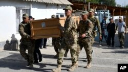 نظامیان قرغیزستانی در حال حمل تابوت یک هم‌رزم شان که در جنگ با تاجیکستان کشته شده است