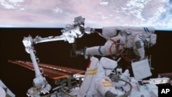 资料照片：中国航天员在太空行走。