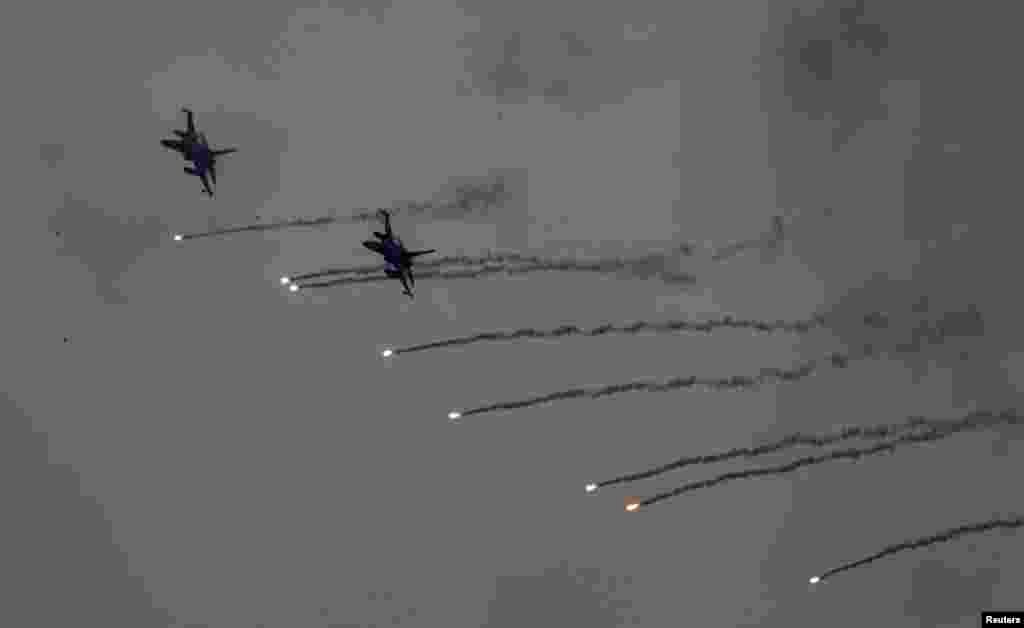 Angkatan Udara Taiwan melakukan latihan militer di pangkalan udara Taichung, Taiwan.