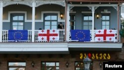 საქართველოს და ევროკავშირის დროშები თბილისის ცენტრში