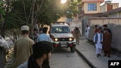 29일 아프간 카불 테러현장으로 구급차가 향하고 있다.