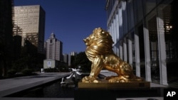 坐落在广州的富力中心外的金色雄狮雕像。 （资料照片，2009年11月4日）