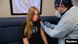 Seorang petugas medis memberikan vaksin hepatitis B kepada seorang remaja di klinik vaksinasi di Westminster, California (foto: ilustrasi). 