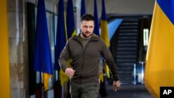 Presiden Ukraina Volodymyr Zelenskyy, dalam pidato Kamis pagi, mengatakan, gencatan senjata lebih lama diperlukan untuk mengevakuasi warga sipil yang tersisa di Mariupol. (Foto: AP)
