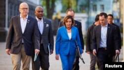 Predsedavajuća Predstavničkim domom Kongresa SAD Nensi Pelosi i predsedavajući Odboa za inostrane poslove Doma Gregori Miks, nakon što su doputovali na sastanak sa predsednikom Ukrajine Vladimirom Zelenskim, tokom invazije Rusije na Ukrajinu, u Kijevu, Ukrajina, 30. aprila 2022.