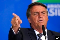 Presiden Brazil Jair Bolsonaro berbicara dalam pertemuan dengan anggota parlemen di Istana Presiden Planalto, di Brasilia, Brazil, 27 April 2022. (Foto: AP)