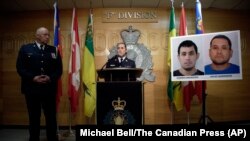 Conférence de presse de la police canadienne à Regina, dans le Saskatchewan, le dimanche 4 septembre 2022. 