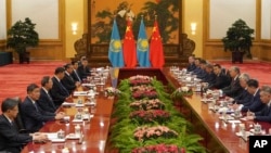 2019年9月11日哈萨克斯坦总统托卡耶夫(右四)与中国国家主席习近平(左)中举行会谈