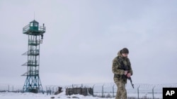 រូប​ឯកសារ៖ ទាហាន​​យាម​ព្រំដែន​ម្នាក់​របស់​អ៊ុយក្រែន​ដើរ​ល្បាត​ព្រំដែន​ជាមួយ​រុស្ស៊ី​​នៅ​មិន​​ឆ្ងាយ​ប៉ុន្មាន​ពី​ភូមិ Hoptivka ក្នុង​ប្រទេស​អ៊ុយក្រែន កាល​ពី​ថ្ងៃ​ទី​២ ខែ​កុម្ភៈ ឆ្នាំ​២០២២។