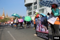 រូប​ឯកសារ៖ កូដករ​កំពុង​ឈរ​ធ្វើ​កូដកម្ម​ លើ​វិថី​រដ្ឋសភា​ជាតិ ​រាជធានី​ភ្នំពេញ ទាមទារ​ដំណោះស្រាយ​ក្នុង​វិវាទ​ការងារ​ជាមួយ​ក្រុមហ៊ុន​ណាហ្គាវើលដ៍ និងទាមទារឱ្យមានការដោះលែងតំណាងរបស់ពួកគេទាំង៨​រូប នាថ្ងៃ​ទី​៤ ខែ​កុម្ភៈ ឆ្នាំ​២០២២។ (កាន់ វិច្ឆិកា/វីអូអេ)