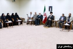 نرگس آبیار و دیگر عوامل ساخت فیلم «شیار۱۴۳» در دیدار با علی خامنه‌ای، رهبر جمهوری اسلامی، ۲۶ خرداد ۱۳۹۳ (عکس از سایت رسمی خامنه‌ای)