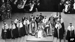 រូបឯកសារ៖ ព្រះមហាក្សត្រិយានី Elizabeth ទី ២ គង់នៅលើព្រះរាជបល្ល័ង្ក នៅព្រះវិហារគ្រិស្ត Westminister Abbey នៅទីក្រុងឡុដ៍ កាលពីថ្ងៃទី ២ ខែមិថុនា ឆ្នាំ ១៩៥៣ បន្ទាប់ពីព្រះបរមពិធីឡើងគ្រងរាជ្យរបស់ទ្រង់។