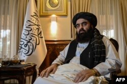 Menteri Luar Negeri Afghanistan Amir Khan Muttaqi dalam wawancara dengan AFP di kantornya di kementerian luar negeri di Kabul, 2 Februari 2022. (Wakil KOHSAR/AFP)