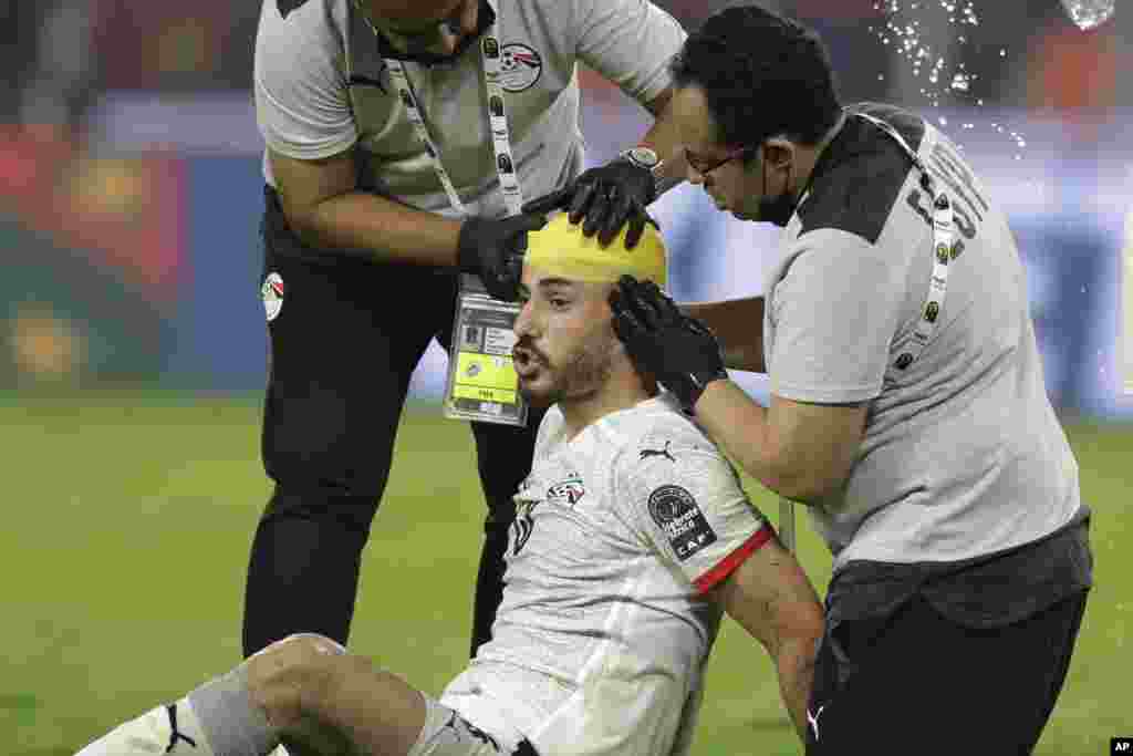 Egypt&#39;s Mahmoud Hamdy El-Wensh has his head bandaged during the game against Cameroon, Feb. 3, 2022.