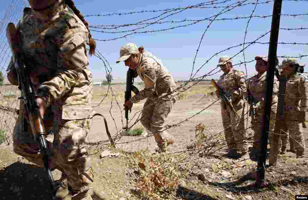 Peshmerga guruhining ayol jangchilari Sulaymoniyadagi harbiy lagerda mashg&#39;ulotlardan o&#39;tmoqda, 18-sentabr, 2014-yil. 
