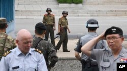 정전협정 64주년인 27일 판문점에서 북한 병사들이 정전기념행사에 참석한 참전국 대표단 등 남쪽을 관찰하고 있다.