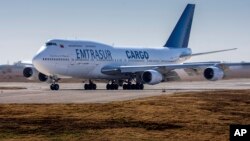 Pesawat Boeing 747 milik perusahaan Venezuela yang dibeli dari Iran, ditahan setelah mendarat di bandara Ambrosio Taravella di Cordoba, Argentina (foto: dok). 