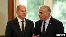 올라프 숄츠 독일 총리(왼쪽)와 야이르 라피드 이스라엘 총리가 12일 베를린에서 회담했다.