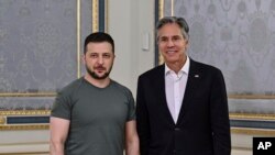 Menlu AS Antony Blinken (kanan) dan Presiden Ukraina Volodymyr Zelenskyy di kantornya di Kyiv, Ukraina hari Kamis (8/9). 