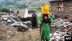 아프가니스탄 동부 낭가하르 지역의 소녀가 물동이를 운반하고 있다. (자료사진)