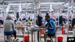 ፋይል - ሴቶች በሐዋሳ ኢንዱስትሪ ፓርክ በልብስ ስፌት ፋብሪካ ውስጥ ሲሰሩ