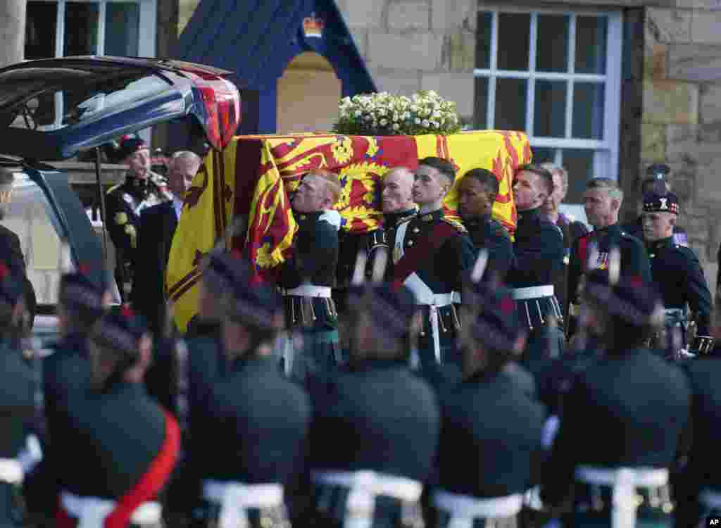Royal guards carry Queen Elizabeth II&#39;s coffin at the start of the procession from the Palace of Holyroodhouse to St. Giles&#39; Cathedral in Edinburgh, Sept. 12, 2022.