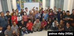 Aktivis Roemah Bhinneka dan pegiat HAM di Jawa Timur, sepakat mendorang negara beri kemudahan perkawinan beda agama (foto Petrus Riski-VOA)