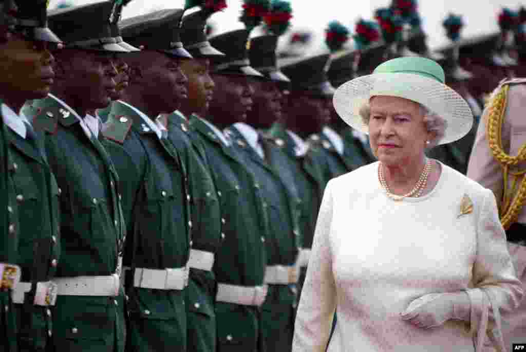 Britain&#39;s Queen Elizabeth II reviews the honor guard upon her arrival at Nnamdi Azikiwe International Airport in Abuja, Nigeria, 03 December 2003.