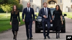 Dari kiri: Kate, Putri Wales, Pangeran William, Pangeran Harry dan Meghan, Duchess of Sussex berjalan untuk menemui warga di Kastil Windsor, pasca kematian Ratu Elizabeth II, 10 September 2022 (foto: dok). 