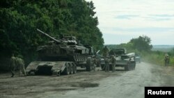 រូបឯកសារ៖ ទាហាន​អ៊ុយក្រែនត្រៀម​ដឹក​ជញ្ជូន​រថក្រោះ​រុស្ស៊ី​ដែល​ដណ្ដើម​បាន​នៅ​ក្នុង​ប្រតិបត្តិការ​ប្រយុទ្ធ​តបត​មួយ ក្នុង​អំឡុងពេល​នៃ​ការ​វាយប្រហារ​របស់​រុស្ស៊ី​លើ​អ៊ុយក្រែន ក្នុង​តំបន់ Kharkiv ប្រទេស​អ៊ុយក្រែន ថ្ងៃទី ១១ ខែកញ្ញា ឆ្នាំ២០២២។ (Handout via REUTERS)