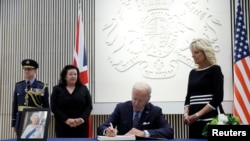 سەرۆک بایدن و خانمی یەکەم لە کاتی سەردانیان بۆ باڵیۆزخانەی بەریتانیا لە واشنتن بۆ دەربڕینی ماتەمینی خۆیان بۆ کۆچی دوایی شاژنی بەریتانیا، 8 ی مانگی نۆی 2022