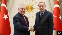 Tillerson Prezident Rajab Toyib Erdog'an va Tashqi ishlar vaziri Mavlut Chovusho'g'li bilan ham ko'rishdi.