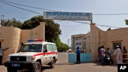 Ambulans meninggalkan rumah sakit di Dakar, Senegal, tempat seorang pria dirawat karena menderita gejala-gejala Ebola (29/8). (AP/Jane Hahn)