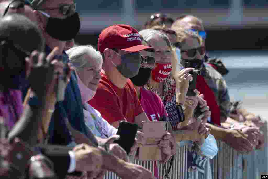 អ្នកគាំទ្រលោកលោកប្រធានាធិបតី Donald Trump ស្តាប់ការថ្លែងសុន្ទរកថារបស់លោក Trump អំពីភាពជឿនលឿននៃសេដ្ឋកិច្ចអាមេរិក នៅអាកាសយានដ្ឋាន Burke Lakefront នៅទីក្រុង Cleveland រដ្ឋ Ohio ថ្ងៃទី ៦ ខែសីហា ឆ្នាំ២០២០។