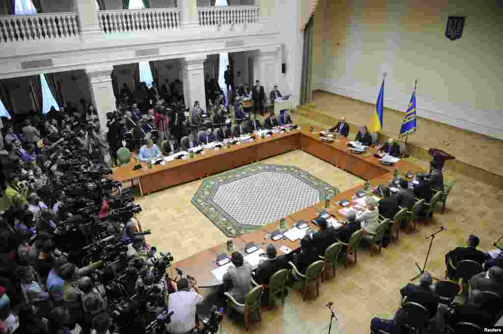 Ukrainian President Petro Poroshenko attends a government meeting in Kyiv, Sept. 10, 2014.