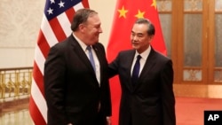 រដ្ឋមន្រ្តី​ក្រសួង​ការបរទេស​ Mike Pompeo ជជែក​ជាមួយ​មន្រ្តីការបរទេស​ចិន Wang Yi មុន​នឹង​កិច្ច​ប្រជុំ​របស់​ពួកគាត់​នៅ​សាល​ប្រជាជន​ចិន​ក្នុង​ទីក្រុង​ប៉េកាំង​ប្រទេស​ចិនកាលពី​ថ្ងៃទី​១៤ មិថុនា ឆ្នាំ ២០១៨។