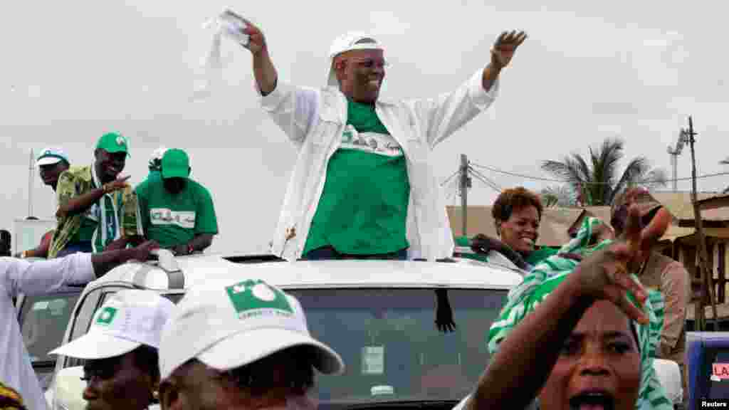 Charles Walker Brumskine, candidat à la présidentielle du Libéria 2017 et chef du Parti de la Liberté (LP), salue ses partisans lors d'un rassemblement de campagne à Monrovia, au Libéria, le 8 octobre 2017.