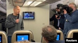 გერმანიის კანცლერი ოლაფ შოლცი (მარცხნივ)