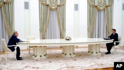 Presidenti rus Vladimir Putin dëgjon presidentin francez Emmanuel Macron gjatë takimit të tyre në Kremlin (Moskë, 7 shkurt 2022)