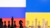 Ilustrasi bendera Rusia dan Ukraina yang diambil pada 25 Januari 2022. (Foto: REUTERS/Dado Ruvic)
