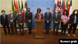 린다 토머스-그린필드 유엔주재 미국대사(가운데)가 4일 뉴욕 유엔본부에서 북한 탄도미사일 발사 대응을 위한 안보리 비공개회의를 마친 후 알바니아, 브라질, 프랑스, 아일랜드, 노르웨이, 아랍에미리트, 영국, 일본 대사와 함께 공동 입장문을 발표했다.